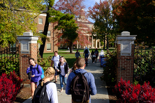 Students going to and from the Farmer School of Business 