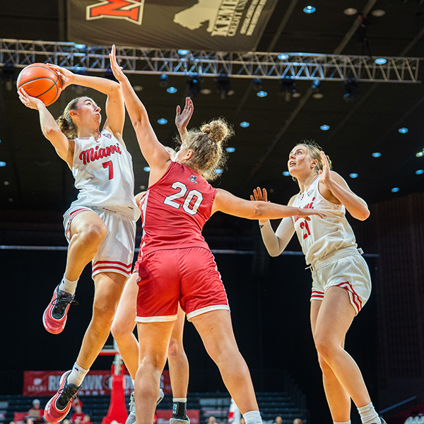 Clara Gonzalez Planella goes for the basket.